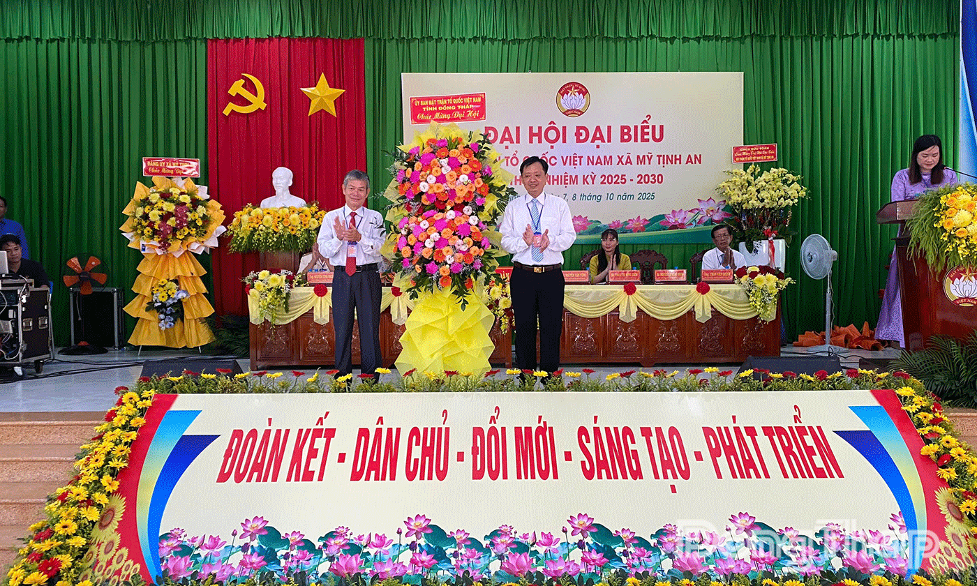 Đồng chí Đinh Văn Dũng tặng hoa chúc mừng Đại hội.