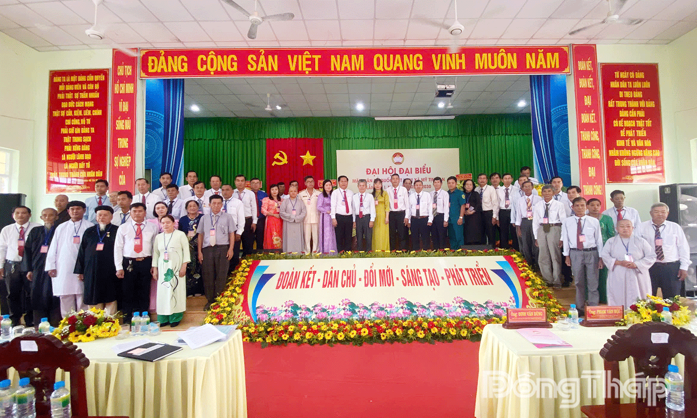 Lãnh đạo Mặt trận Tổ quốc tỉnh, địa phương chụp ảnh lưu niệm cùng Ủy viên Ủy ban Mặt trận Tổ quốc xã Mỹ Tỉnh An nhiệm kỳ 2025-2030.