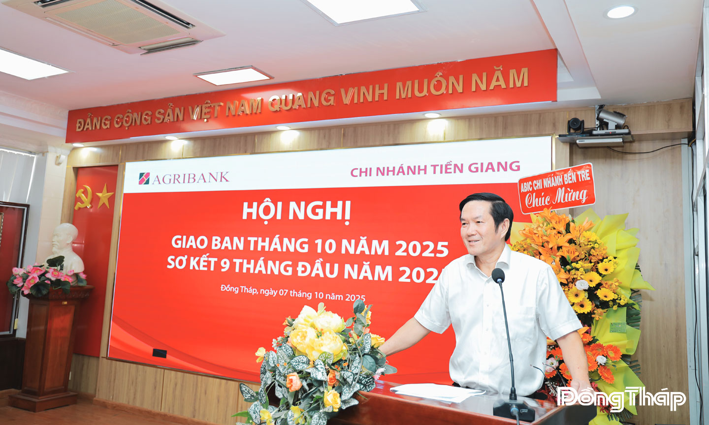 Bí thư Đảng ủy, Giám đốc Agribank chi nhánh Tiền Giang Trương Văn Đoàn phát biểu chỉ đạo Hội nghị.