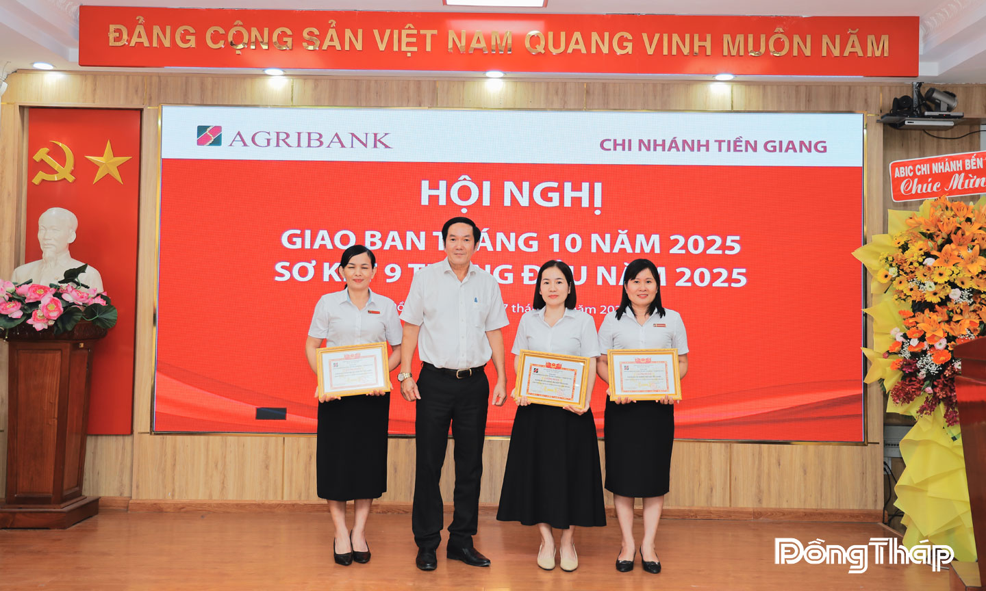 Giám đốc Agribank chi nhánh Tiền Giang tuyên dương và khen thưởng các đơn vị hoàn thành xuất sắc nhiệm vụ kinh doanh 9 tháng đầu năm 2025.