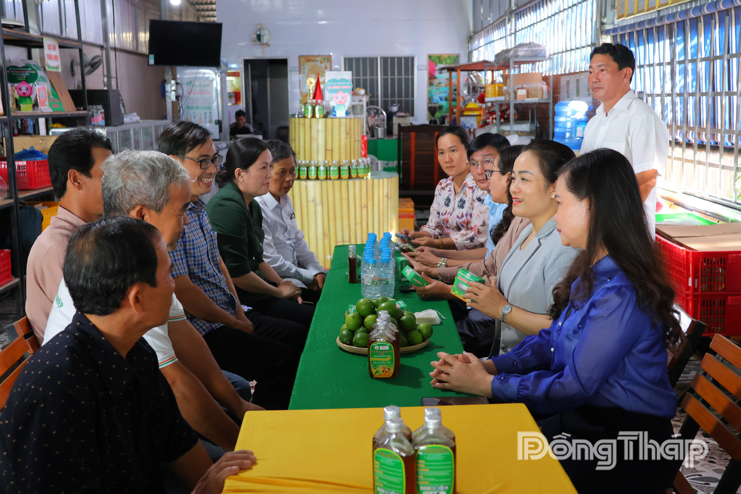 Đoàn công tác của Tỉnh ủy Đồng Tháp do đồng chí Nguyễn Hải Trâm, Phó Bí thư Thường trực Tỉnh ủy làm Trưởng đoàn đã đến thăm và khảo sát tại Hợp tác xã dịch vụ nông nghiệp Mỹ Long, xã Mỹ Hiệp.