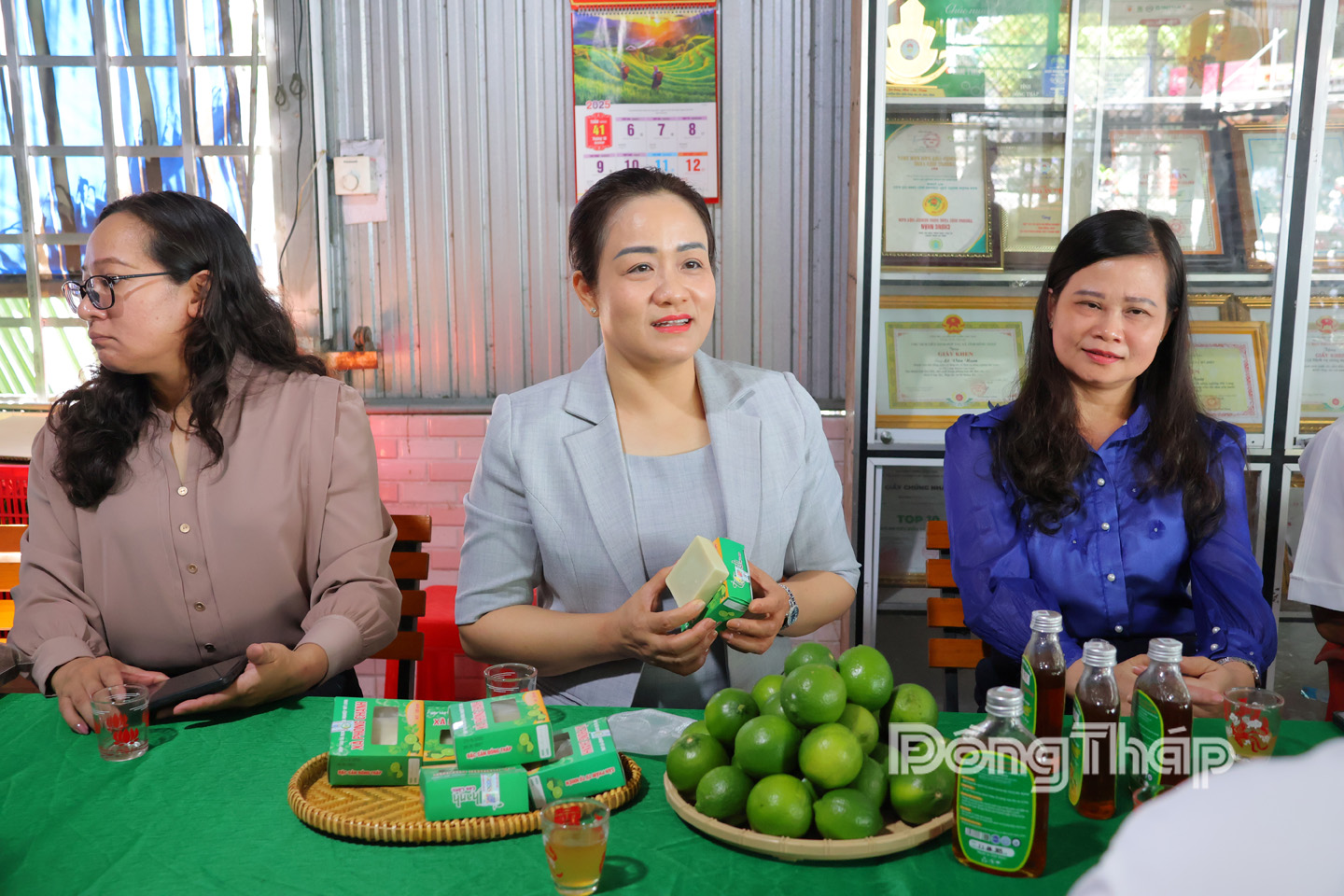 Phó Bí thư Thường trực lưu ý HTX Dịch vụ nông nghiệp Mỹ Long cần chú trọng nâng cao chất lượng bao bì, mẫu mã sản phẩm để tăng tính cạnh tranh ở thị trường trong nước và xuất khẩu.