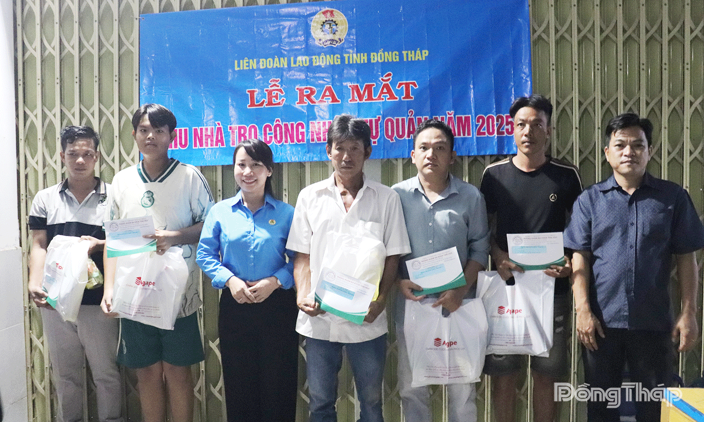 Lãnh đạo LĐLĐ tỉnh, UBND xã Tân Hương trao quà cho công nhân khó khăn