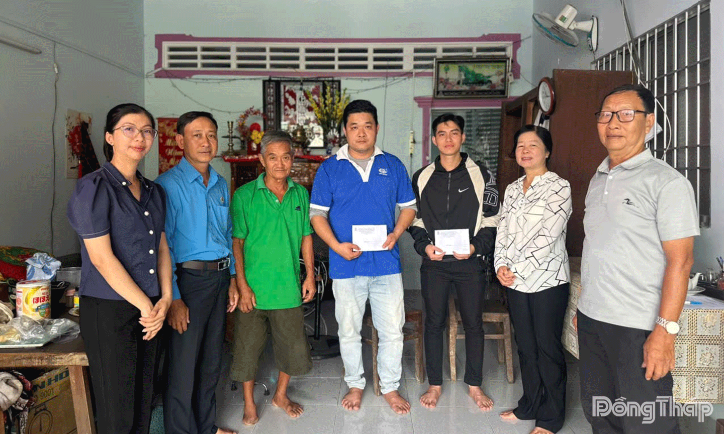 Huỳnh Thị Tuyết Vui – Chủ tịch Liên đoàn Lao động tỉnh Đồng Tháp (thứ hai từ phải sang) trao quà hỗ trợ cho đoàn viên bị ảnh hưởng do sạt lở đất
