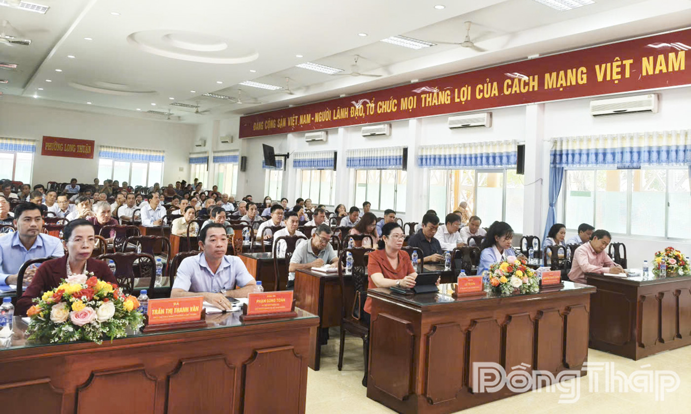 Quang cảnh buổi tiếp xúc cử tri.
