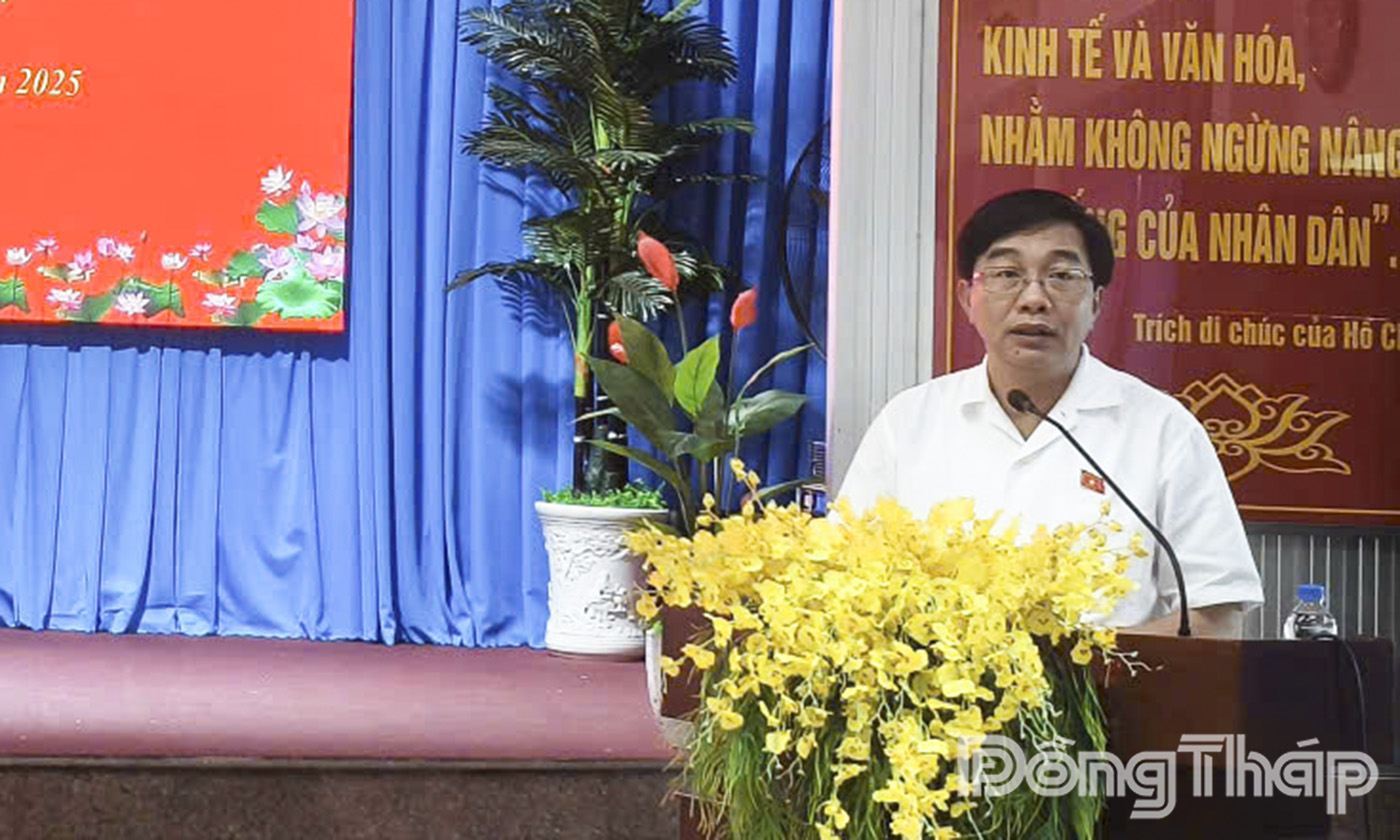 Đại biểu Nguyễn Minh Sơn phát biểu tại buổi tiếp xúc.