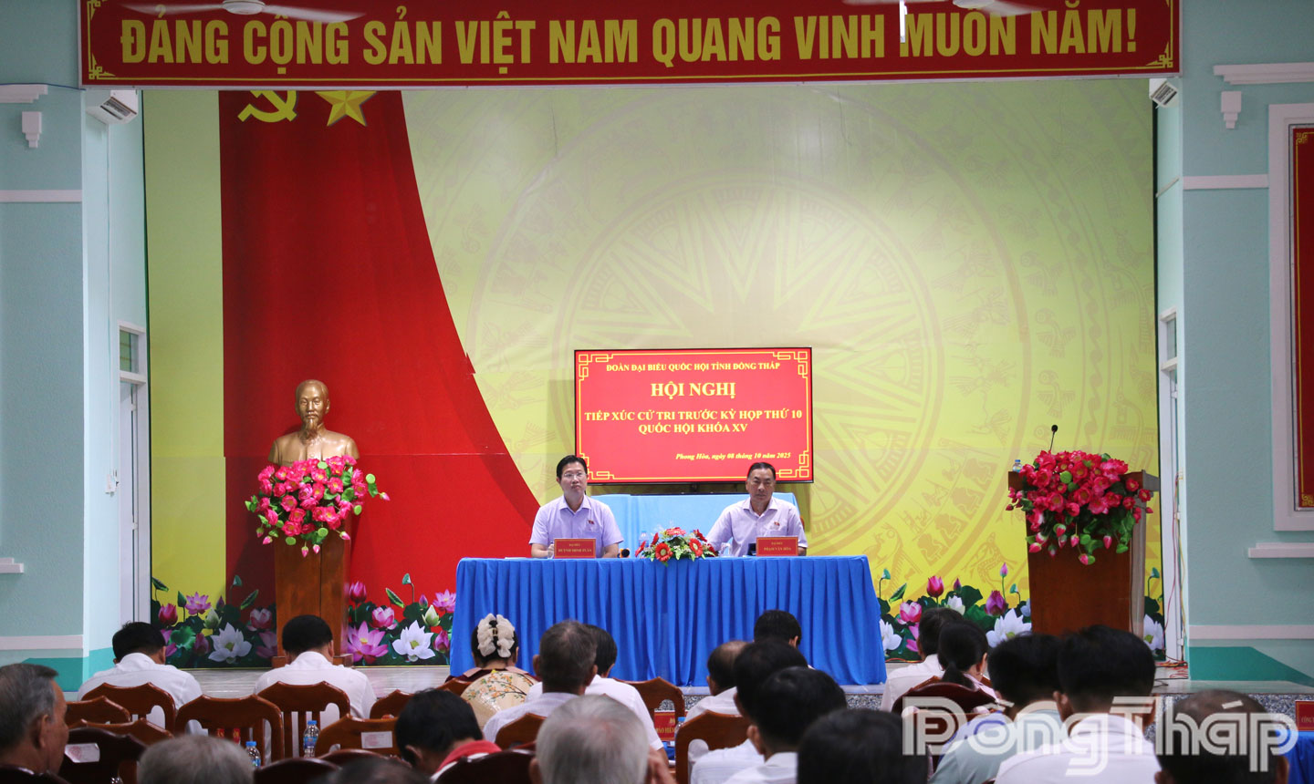 Quang cảnh buổi tiếp xúc cử tri tại xã Phong Hòa.