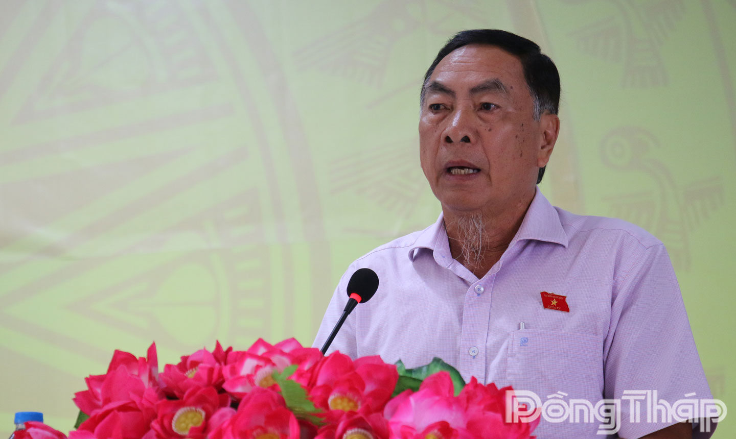 Đồng chí Phạm Văn Hòa, Ủy viên Ủy ban Pháp luật và Tư pháp của Quốc hội, Phó Chủ tịch Hội Luật gia tỉnh Đồng Tháp thông tin với cử tri về dự kiến Kỳ họp Quốc hội lần thứ 10 khóa XV.