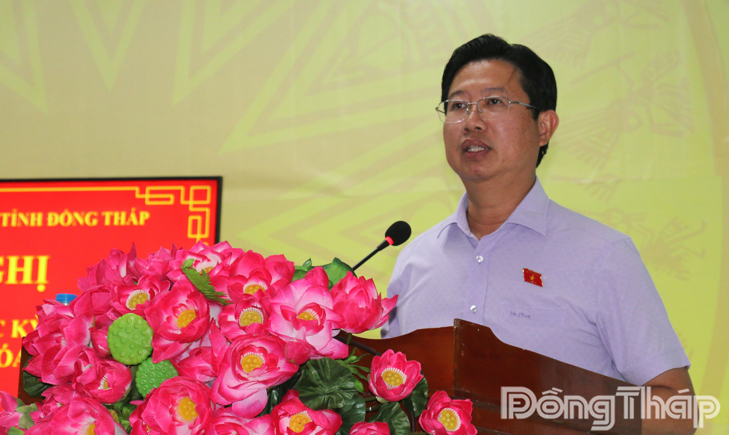 Đồng chí Huỳnh Minh Tuấn, Ủy viên Ủy ban Khoa học, Công nghệ và Môi trường của Quốc hội, Tỉnh ủy viên, Phó Chủ tịch UBND tỉnh Đồng Tháp phát biểu tiếp thu ý kiến, giải trình tại buổi tiếp xúc cử tri.