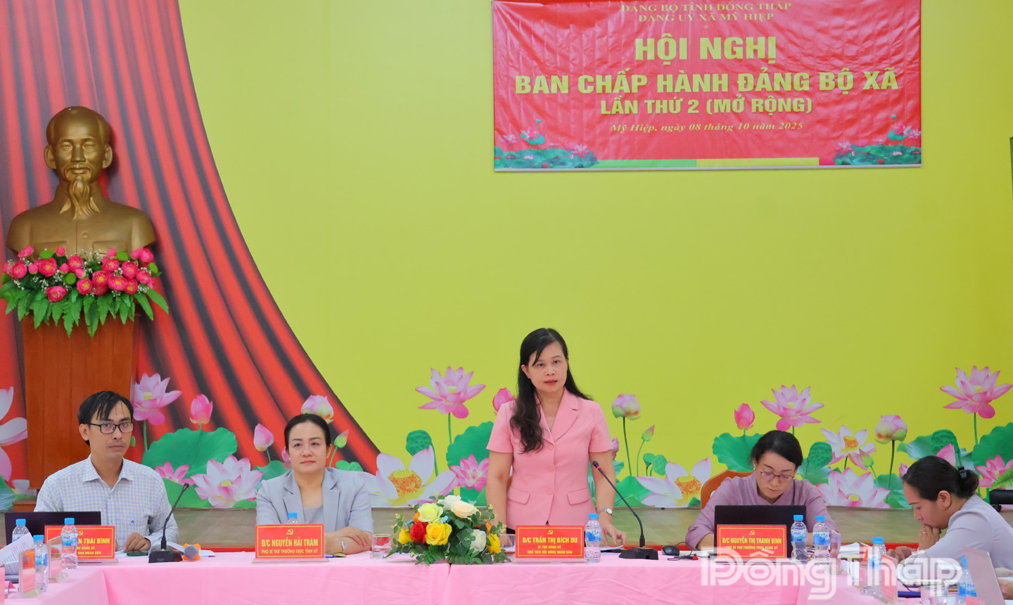 Các đồng chí chủ trì hội nghị.