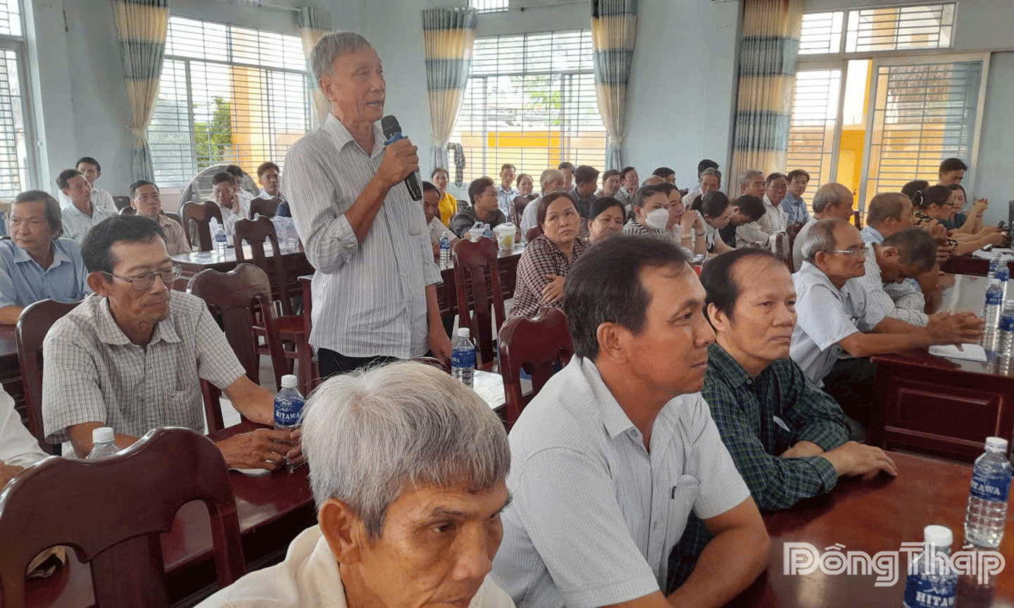 Cử tri phát biểu ý kiến. 