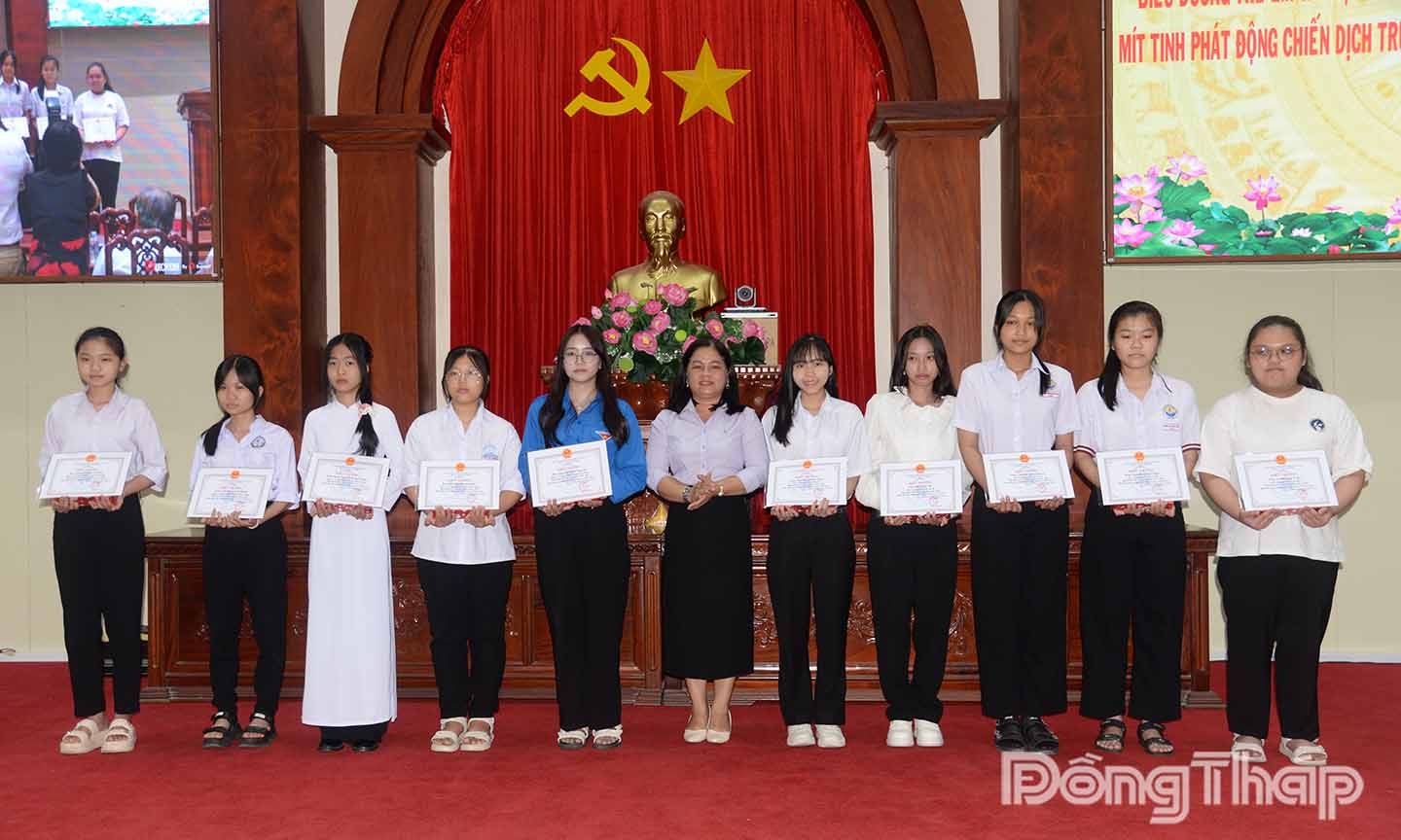 biểu dương và tặng quà cho các em là con trong gia đình sinh con 1 bề là gái gái đạt thành tích xuất sắc trong học tập năm học 2024-2025