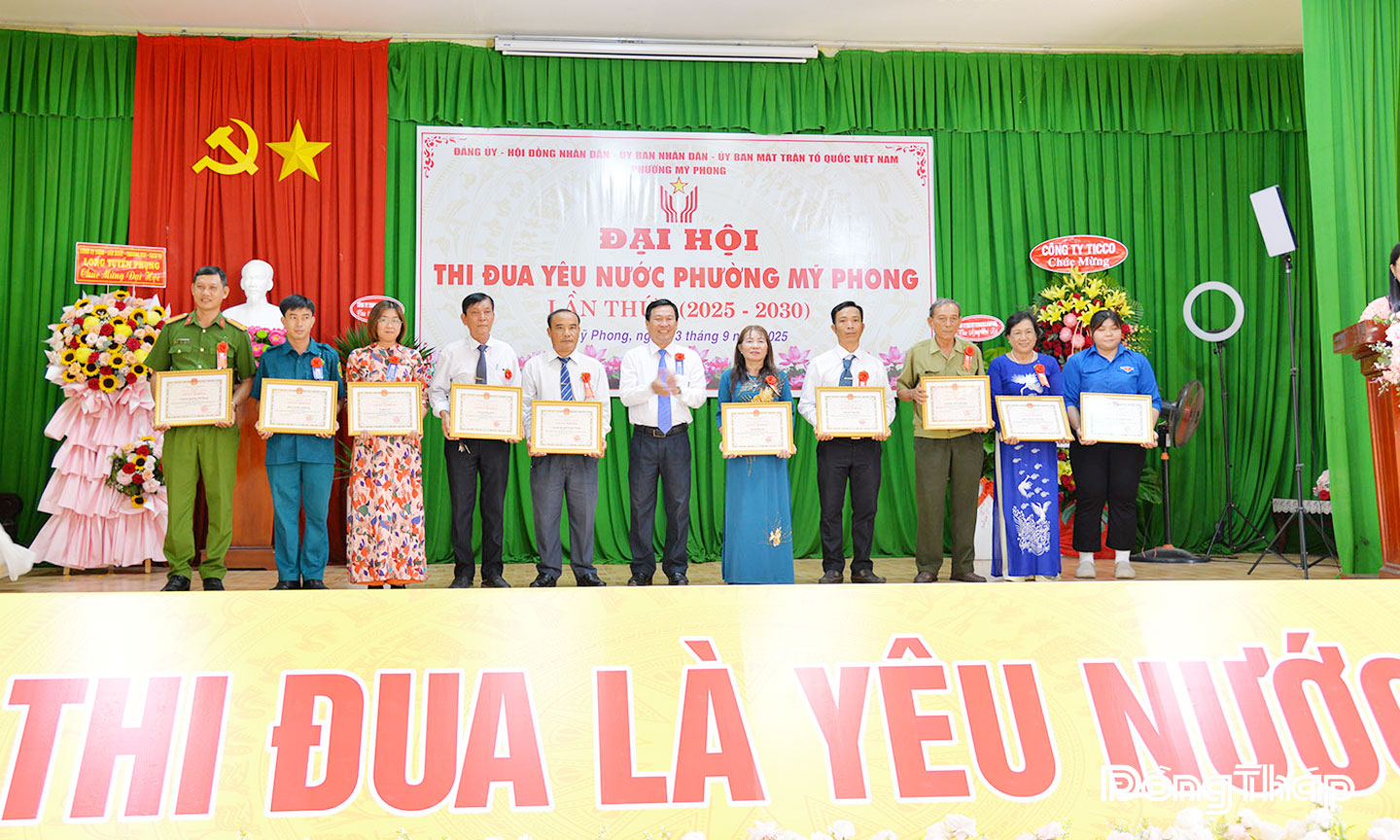 Khen thưởng các tập thể, cá nhân có thành tích xuất sắc trong 5 năm qua.                               Ảnh: THÙY TRANG