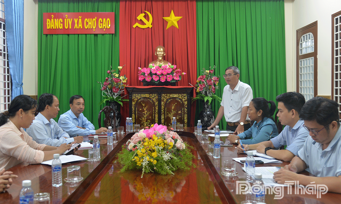 Phó Tổng Biên tập Báo và phát thanh, truyền hình Đồng Tháp Nguyễn Duy Phúc Huy phát biểu tại buổi làm việc với lãnh đạo xã Chợ Gạo.