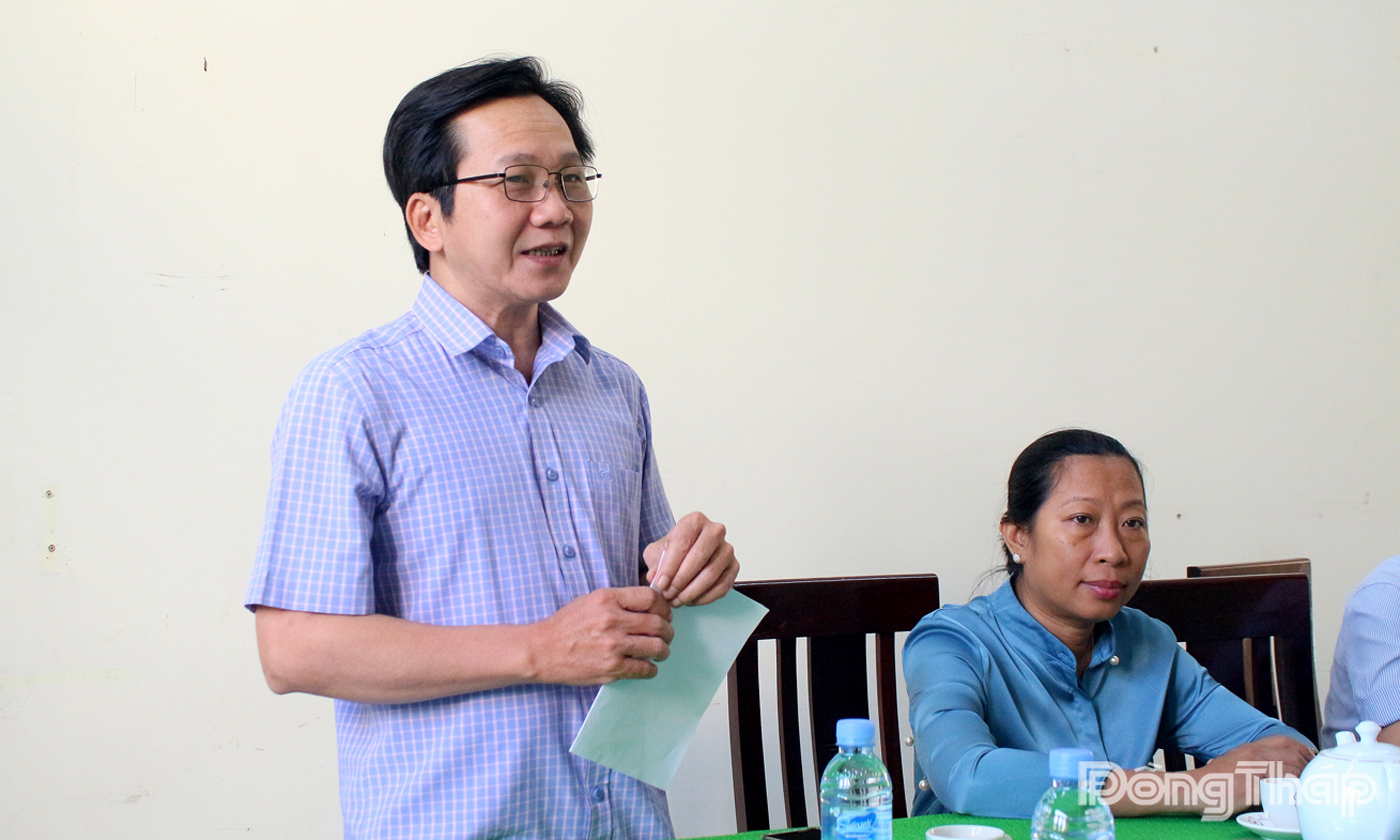 Phó Tổng Biên tập Báo và phát thanh, truyền hình Đồng Tháp Nguyễn Trọng Tấn phát biểu tại buổi làm việc với lãnh đạo xã Bình Ninh.