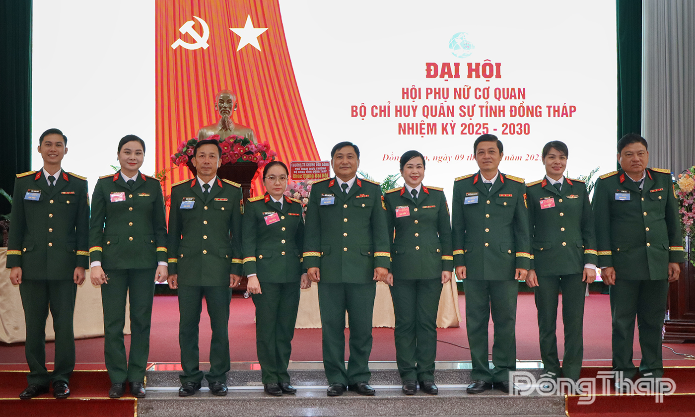Ban Chấp hành Hội Phụ nữ Cơ quan nhiệm kỳ mới chụp ảnh lưu niệm cùng Thủ trưởng các cơ quan thuộc Bộ CHQS tỉnh.