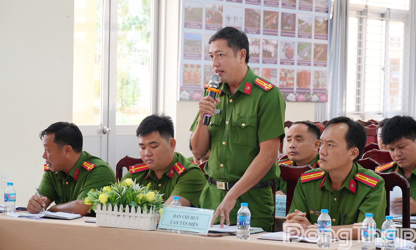 Công an các xã nêu kiến nghị, đề xuất. Ảnh Trọng Tín