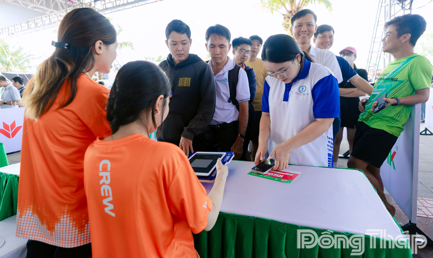 Các vận động viên đầu tiên nhận race kit tham gia Giải Marathon Đất Sen hồng.