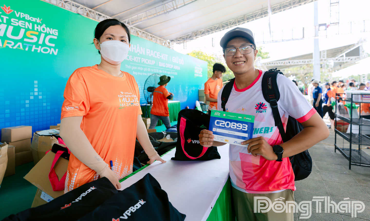 Vận động viên Đan Huỳnh khoe ảnh khi nhận xong race kit Giải Marathon Đất Sen hồng.