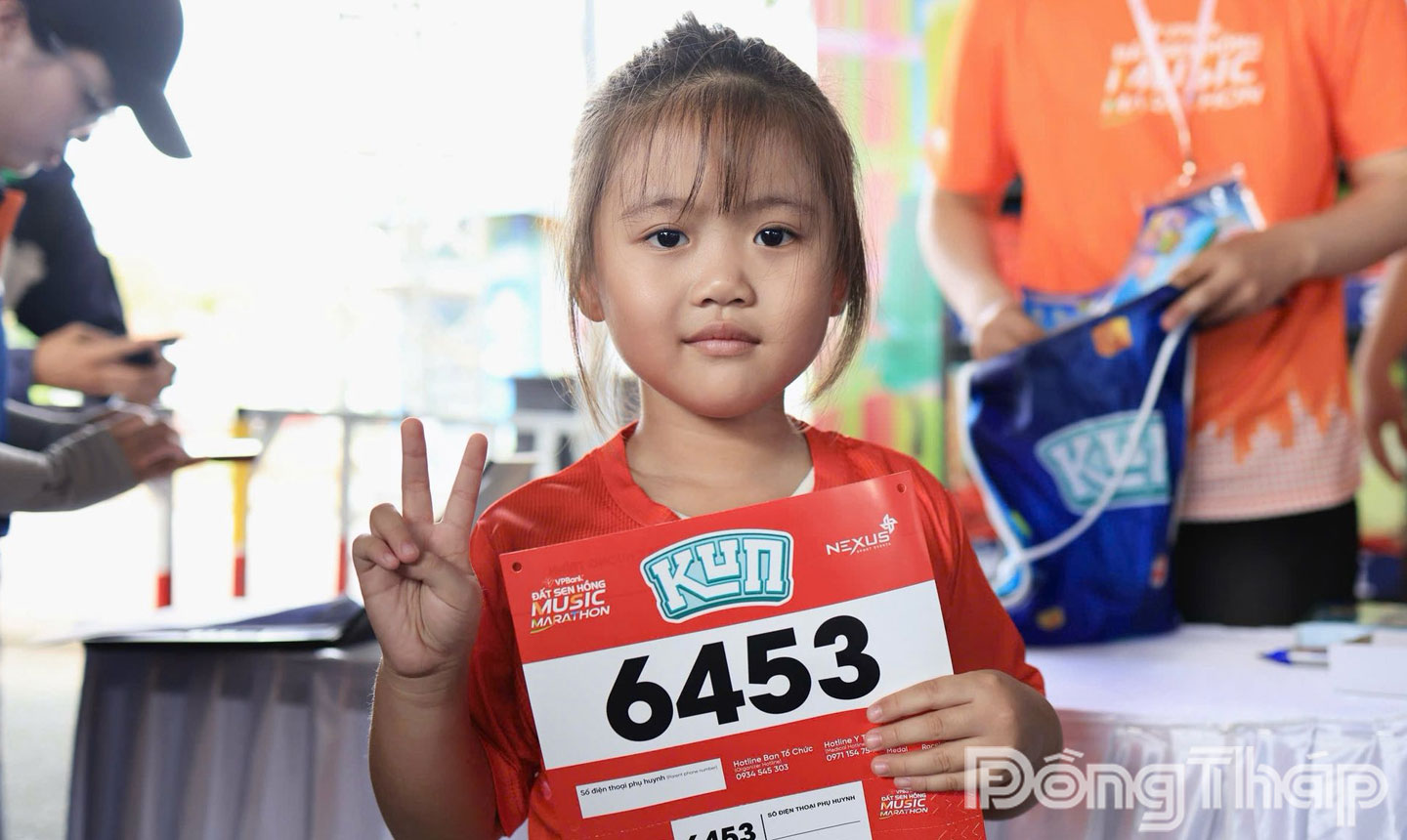  Các em thiếu nhi cũng hào hứng nhận race kit tham gia giải Kun Fun run.