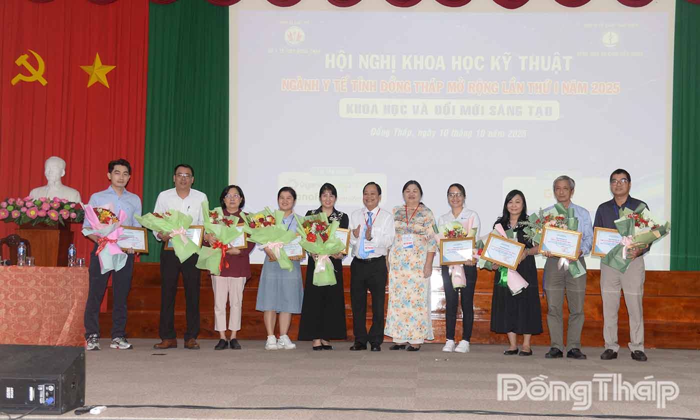 Ban Tổ chức tặng hoa cảm ơn các đơn vị tài trợ.