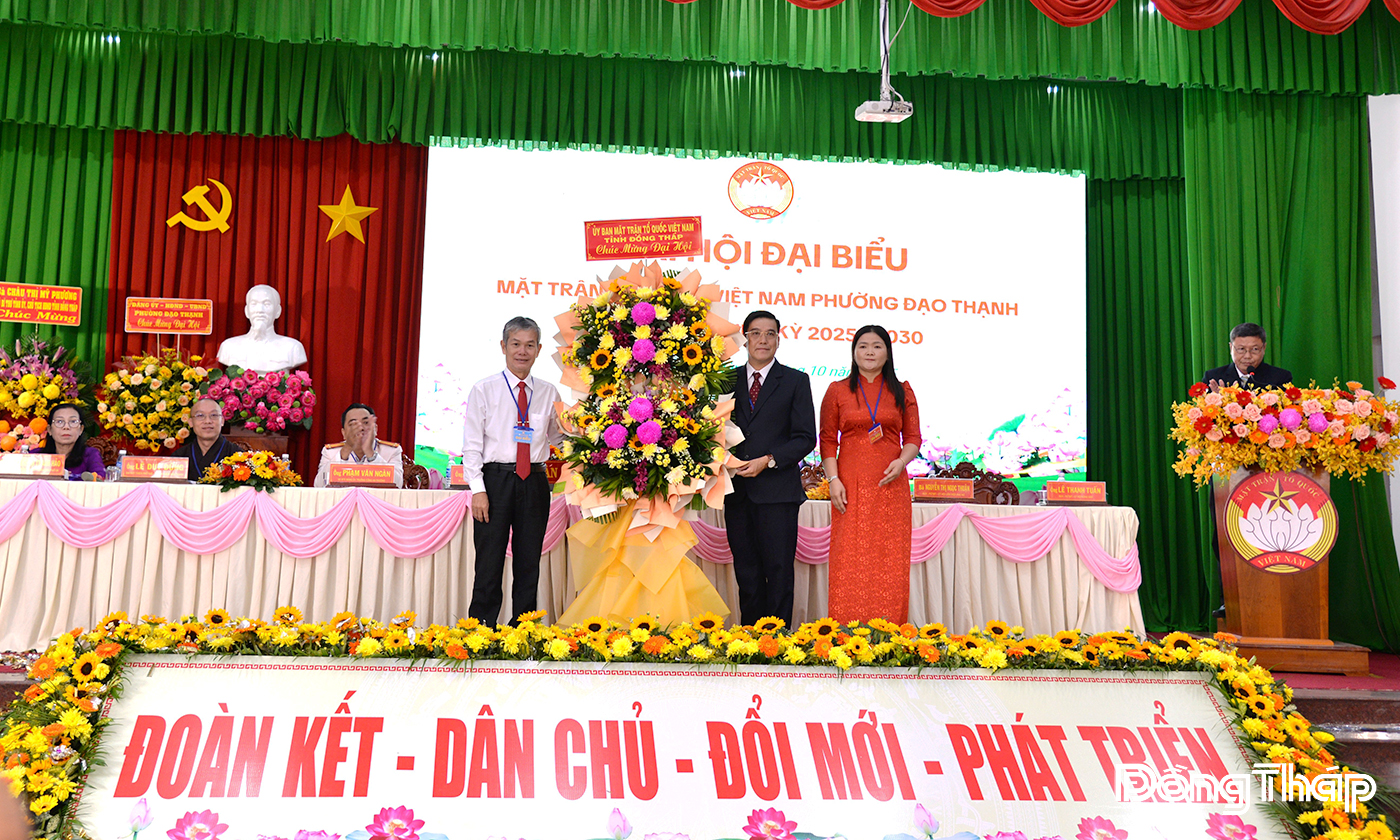 Đồng chí Đinh Văn Dũng tặng hoa chúc mừng Đại hội.