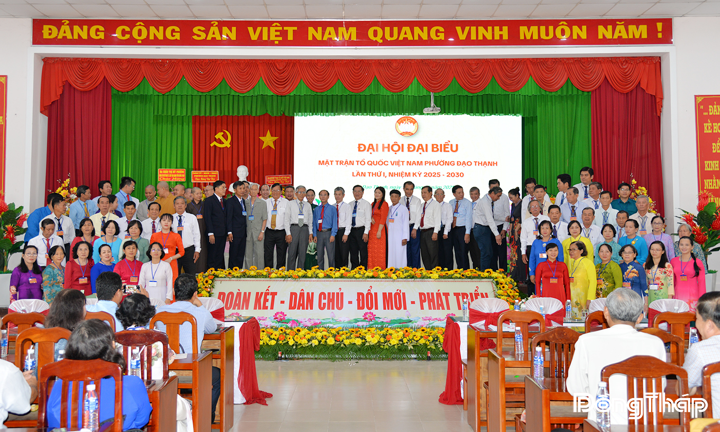 Lãnh đạo Ủy ban Mặt trận Tổ quốc Việt Nam tỉnh, địa phương chụp ảnh lưu niệm cùng các Ủy viên Ủy ban Mặt trận Tổ quốc phường Đạo Thạnh nhiệm kỳ 2025 - 2030.