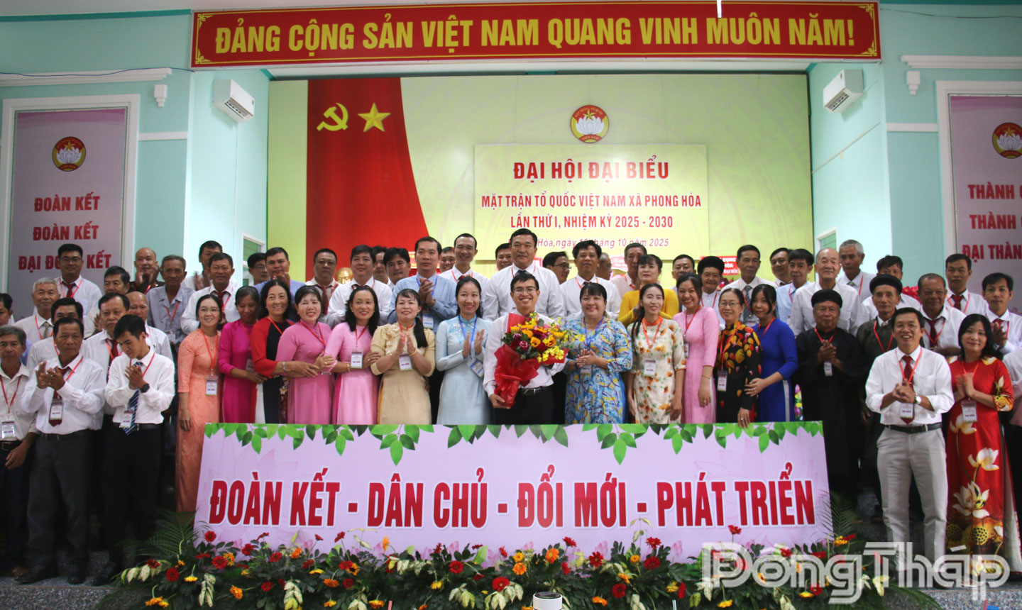  Đồng chí Hồ Kim Liên, Phó Chủ tịch Ủy ban MTTQ Việt Nam tỉnh Đồng Tháp và lãnh đạo Đảng ủy, UBND xã Phong Hòa tặng hoa chúc mừng đại hội.