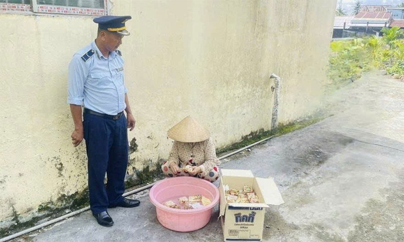 Đội QLTT số 3 chứng kiến cơ sở tiêu hủy bánh trung thu tại phường Mỹ Phước Tây.