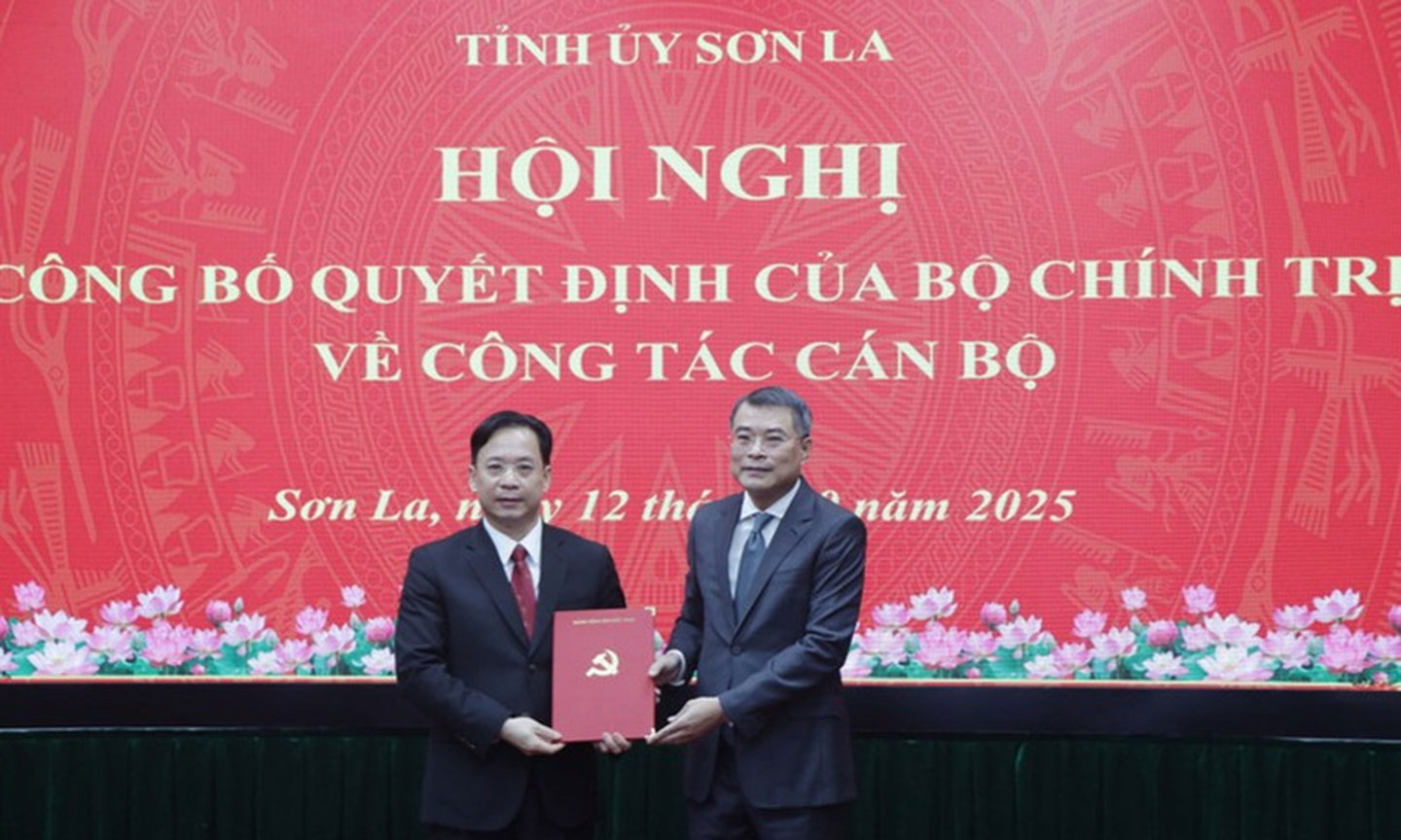 Politburo member, Secretary of the Party Central Committee, and Chairman of its Organisation Commission Le Minh Hung (R) presents the appointment decision to Nghiem Van Hoang. Hoang will be the Secretary of the Son La provincial Party Committee for the 2025–2030 term from October 15. (Photo: VNA).