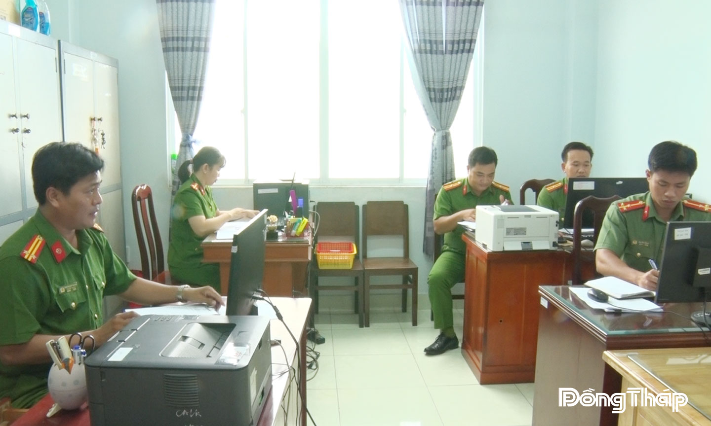 Công an phường Cai Lậy nỗ lực phục vụ Nhân dân.