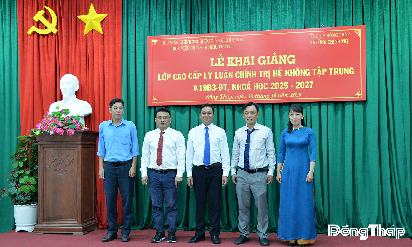 Ban cán sự lớp ra mắt.