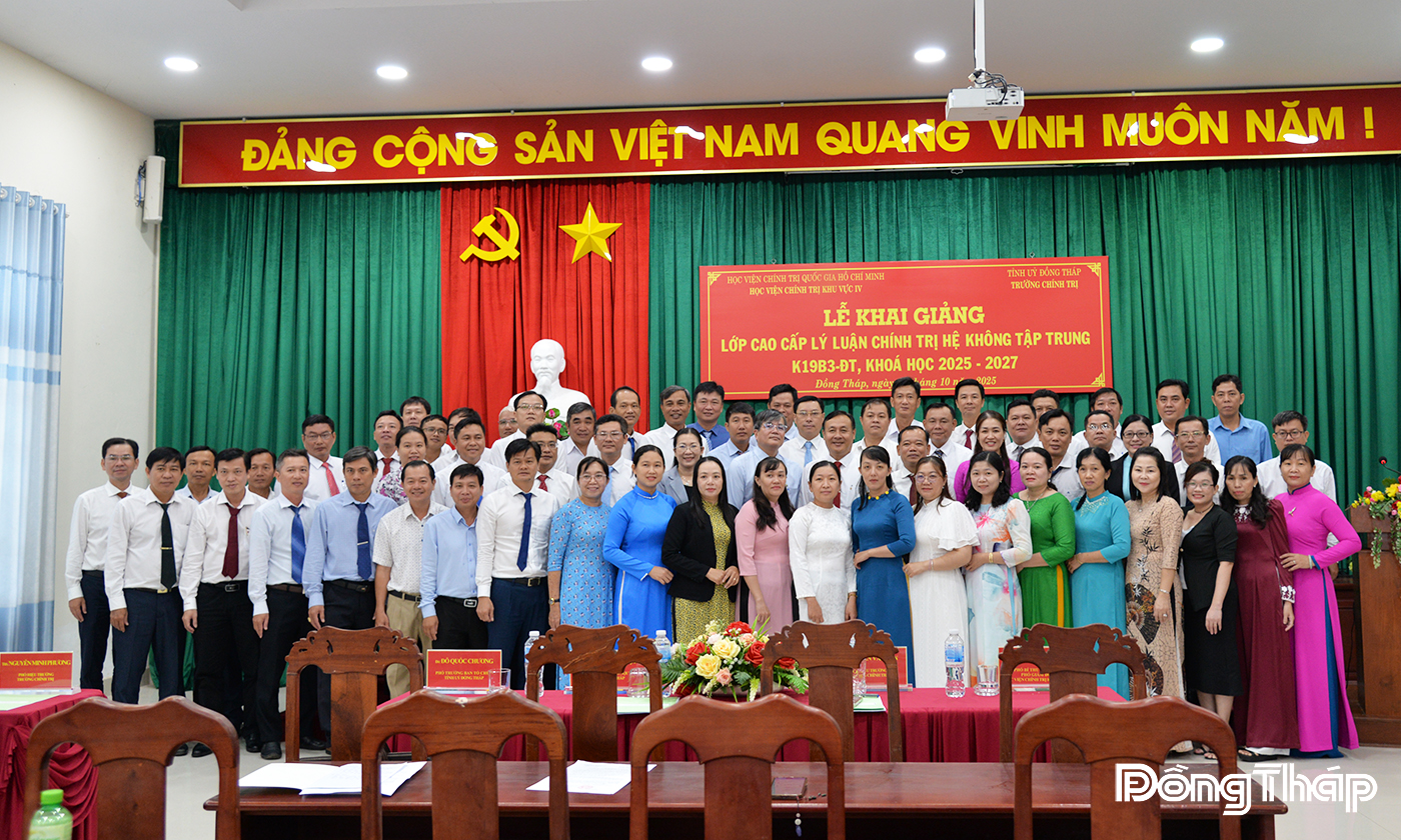 Các đại biểu chụp hình lưu niệm cùng tập thể lớp.