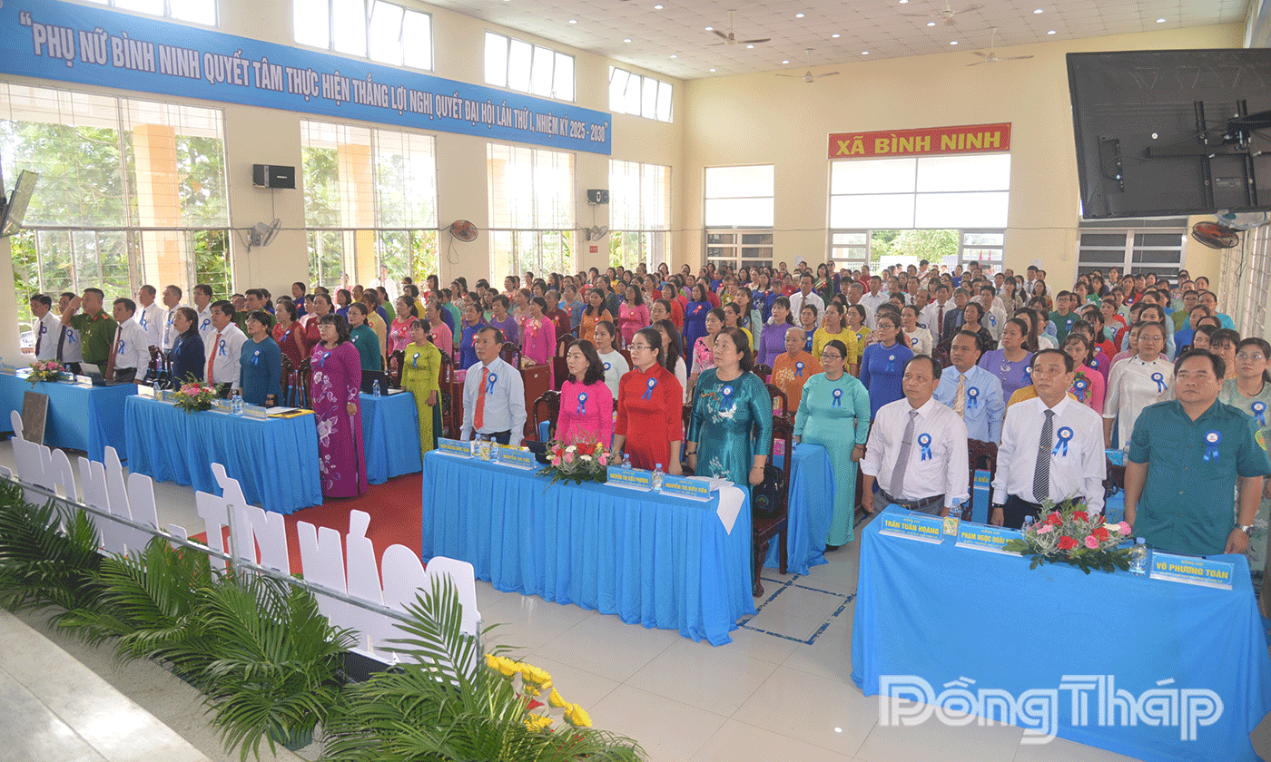 Đại biểu thực hiện nghi thức chào cờ.