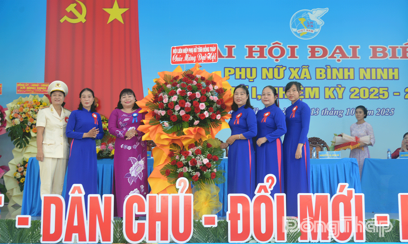 Đồng chí Thái Ngọc Bảo Trâm tặng hoa chúc mừng Đại hội.