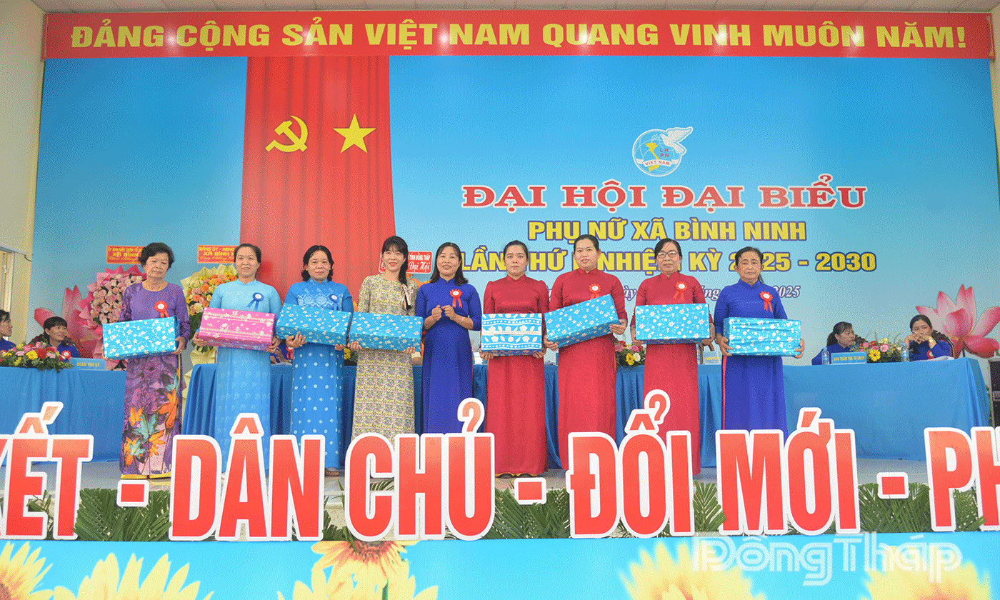 Chia tay ủy viên Ban Chấp hành Hội LHPN xã không tái cử.