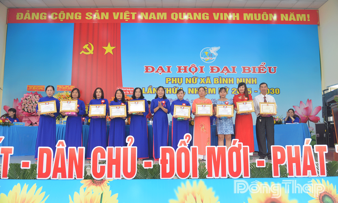 UBND xã, Hội LHPN xã khen thưởng các tập thể, cá nhân có thành tích trong công tác phụ nữ giai đoạn 2020-2025.