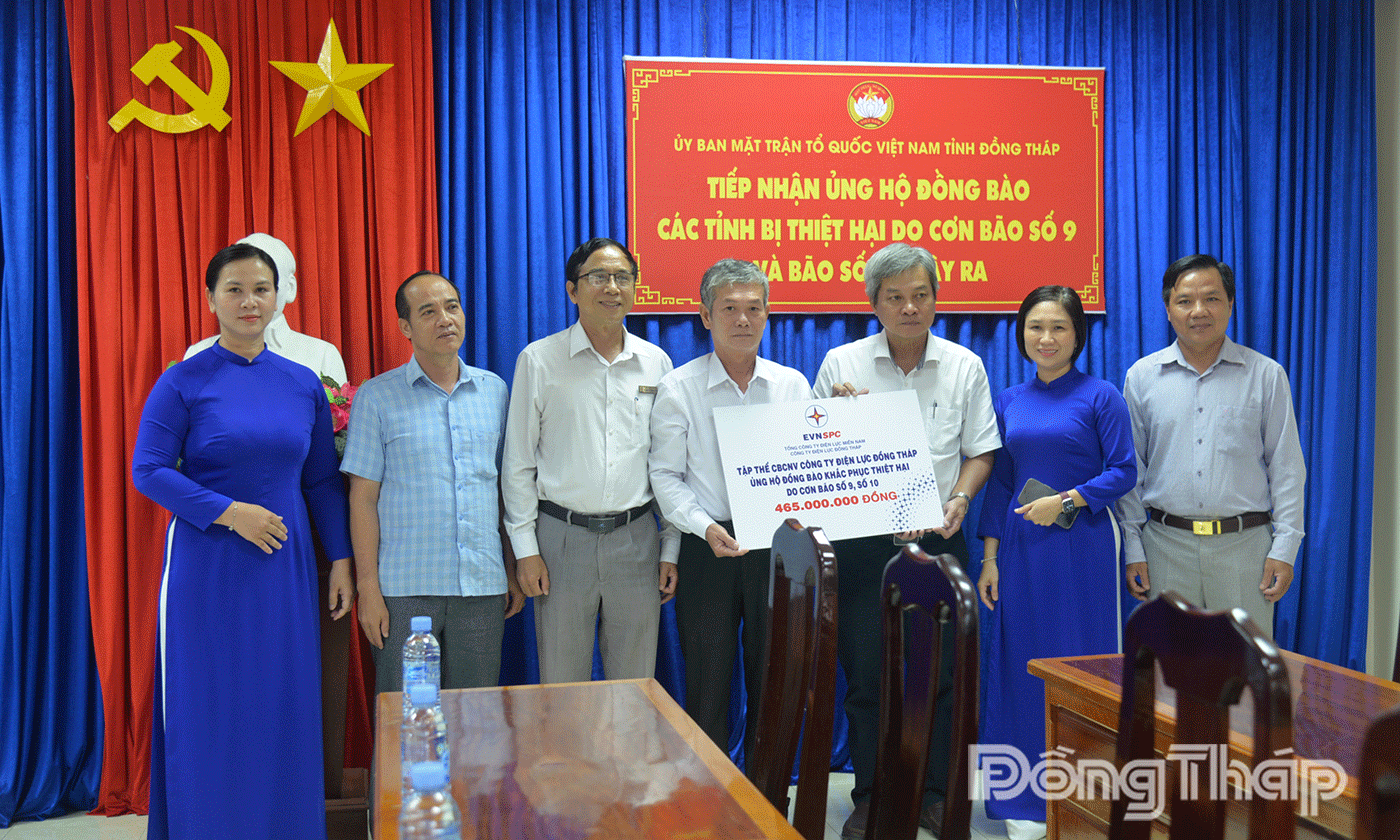 Công ty Điện lực Đồng Tháp trao bảng tượng trưng ủng hộ 465 triệu đồng.