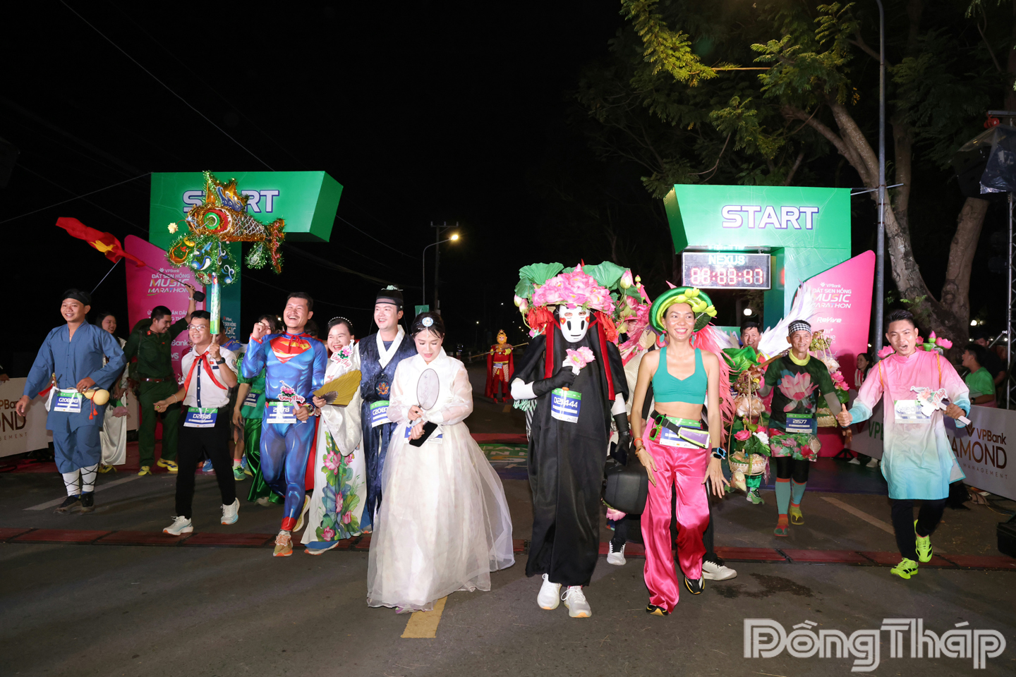 Giải Giải Marathon như lễ hội hóa trang.