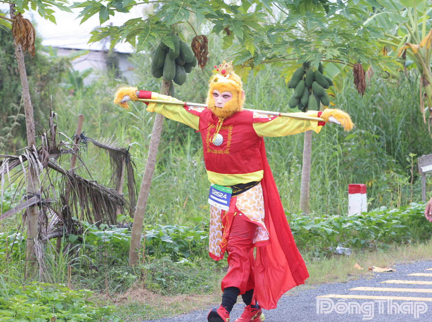  Vận động viên hóa trang thành nhân vật Tôn Ngộ Không.