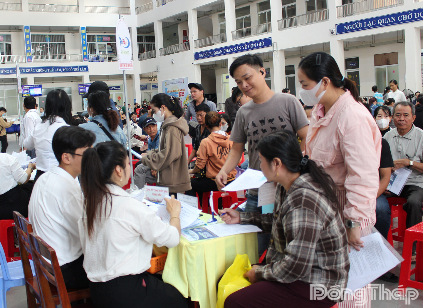 Các công ty, doanh nghiệp trực tiếp phỏng vấn, tuyển dụng người lao động.