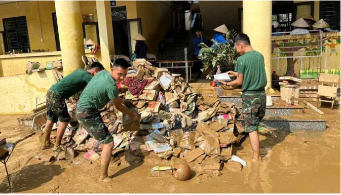 Nhiều trường học ở vùng bão lũ bị thiệt hại nặng nề.