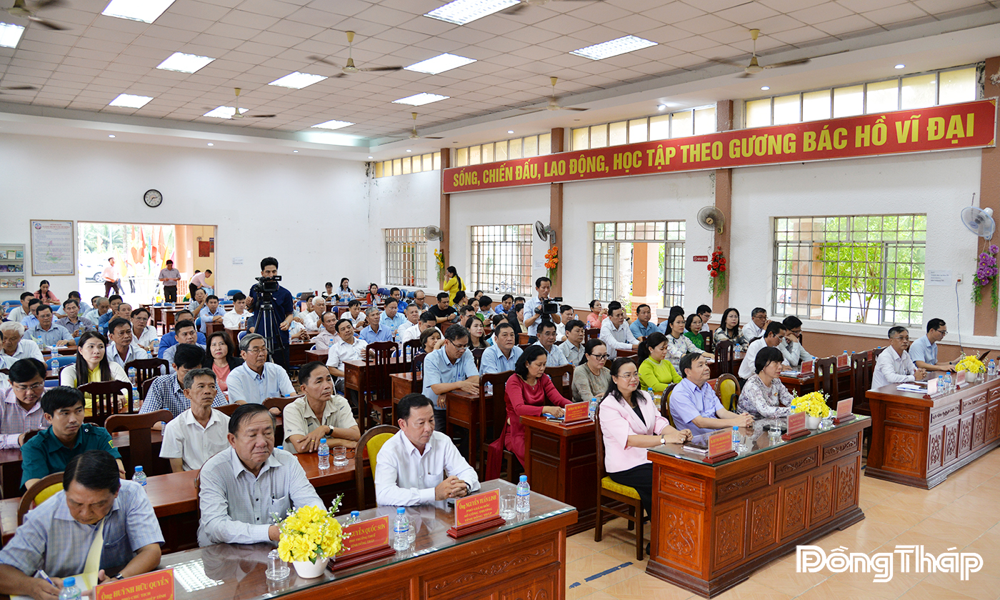 Các đại biểu tham dự buổi họp mặt.