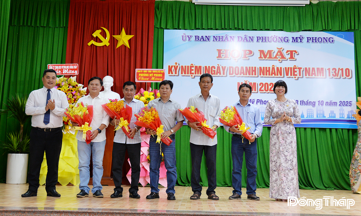 Lãnh đạo địa phương tặng hoa cảm ơn cho các doanh nghiệp.
