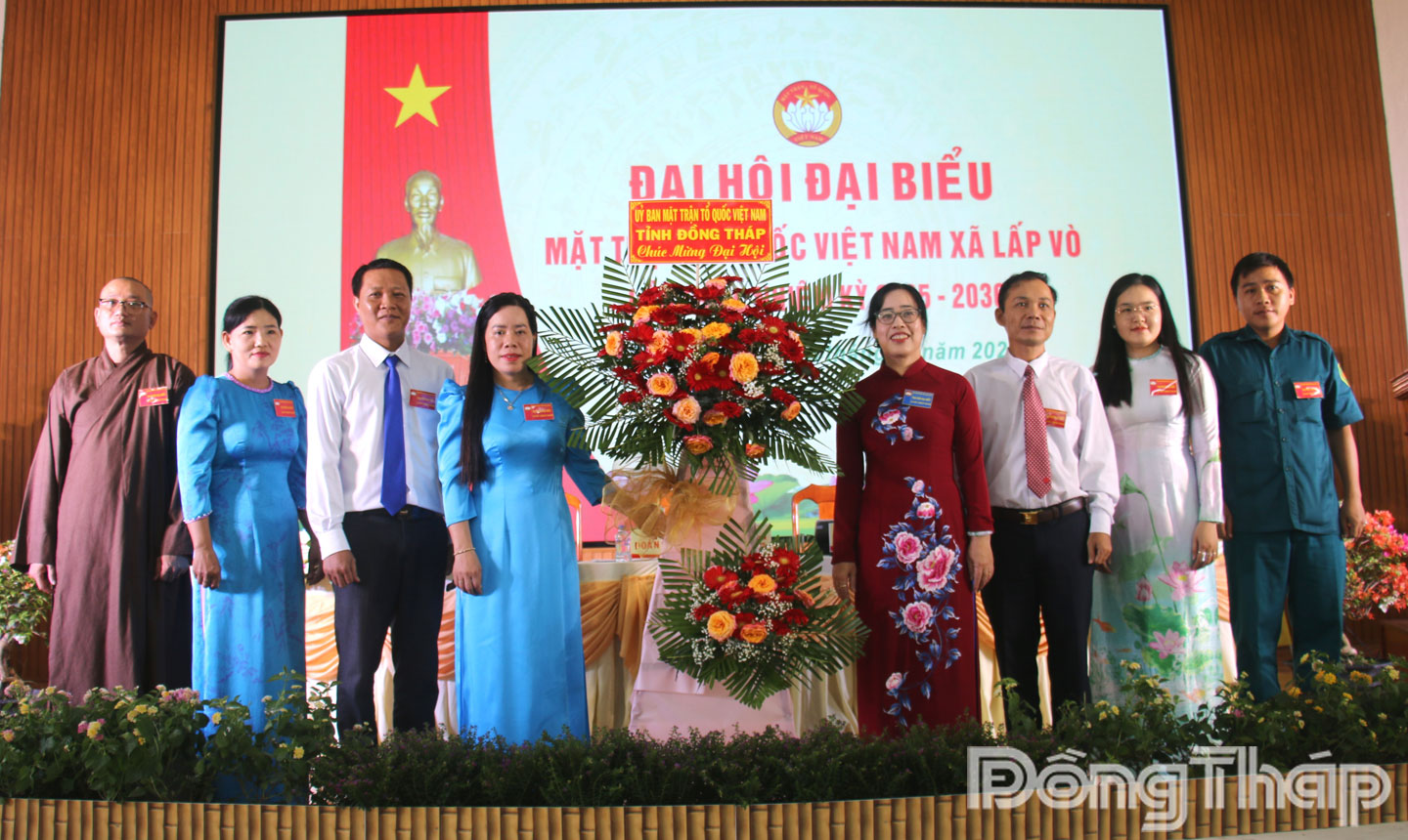 Đồng chí Nguyễn Thị Hồng Phượng, Tỉnh ủy viên, Phó Chủ tịch Ủy ban MTTQ Việt Nam tỉnh, Chủ tịch Hội Nông dân tỉnh Đồng Tháp tặng lẵng hoa chúc mừng đại hội.