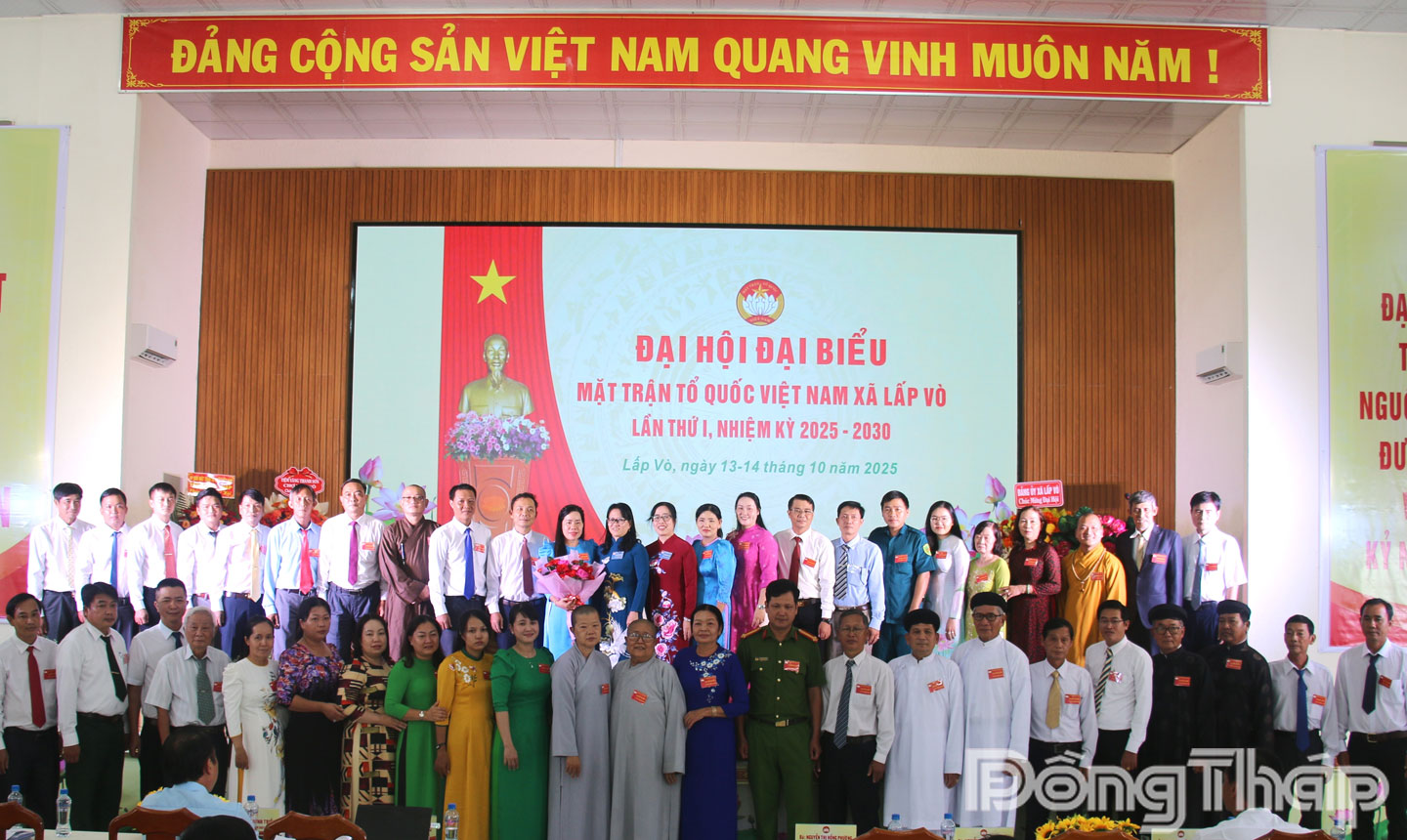 Lãnh đạo Ủy ban Mặt trận Tổ quốc Việt Nam tỉnh, địa phương chụp ảnh lưu niệm cùng các Ủy viên Ủy ban Mặt trận Tổ quốc Việt Nam xã Lấp Vò nhiệm kỳ mới.