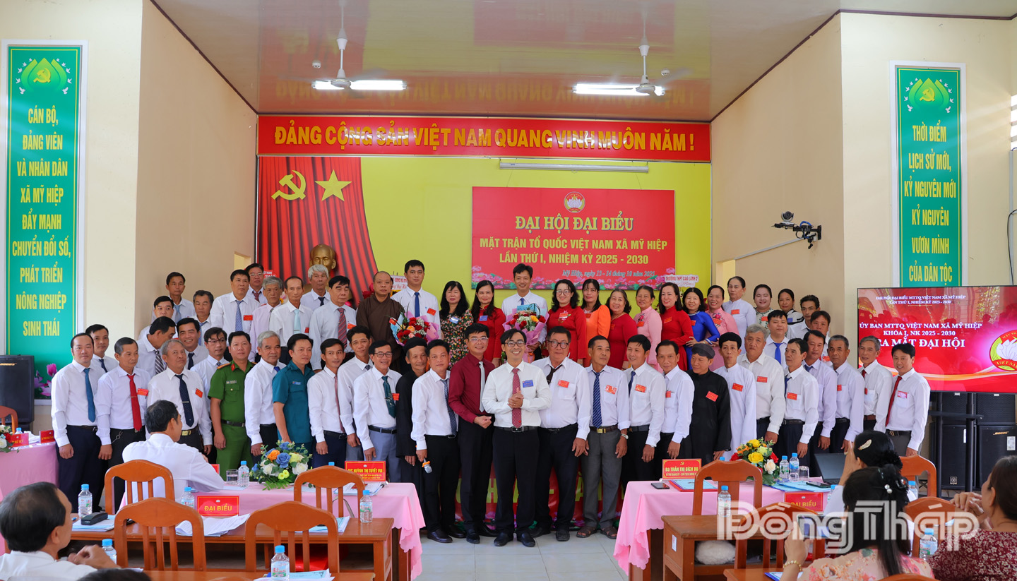 Đồng chí Huỳnh Thị Tuyết Vui, Tỉnh ủy viên, Phó Chủ tịch Ủy ban MTTQ Việt Nam tỉnh tặng hoa chúc mừng Đại hội.