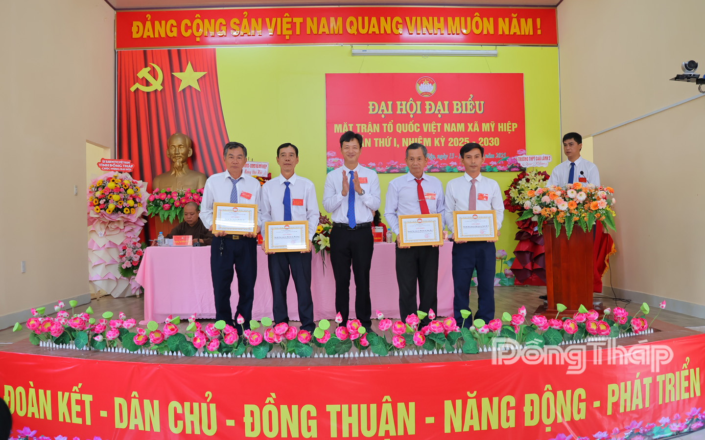 Dịp này, Mặt trận Tổ quốc Việt Nam xã Mỹ Hiệp khen thưởng 4 tập thể có thành tích xuất sắc trong công tác Mặt trận nhiệm kỳ 2024-2029.
