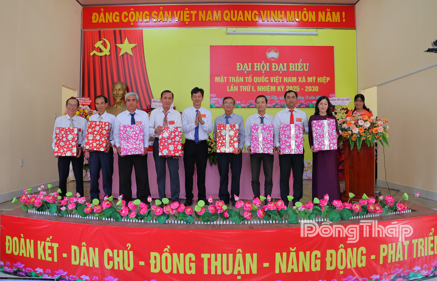 Đồng chí Lê Trọng Nhân Chủ tịch Ủy ban MTTQ Việt Nam xã Mỹ Hiệp tặng quà cảm ơn các đồng chí Uỷ viên Ủy ban MTTQ Việt Nam xã Mỹ Hiệp, nhiệm kỳ 2024 - 2029 thôi không tham gia Ủy ban MTTQ Việt Nam xã Mỹ Hiệp nhiệm kỳ 2025 -2030.