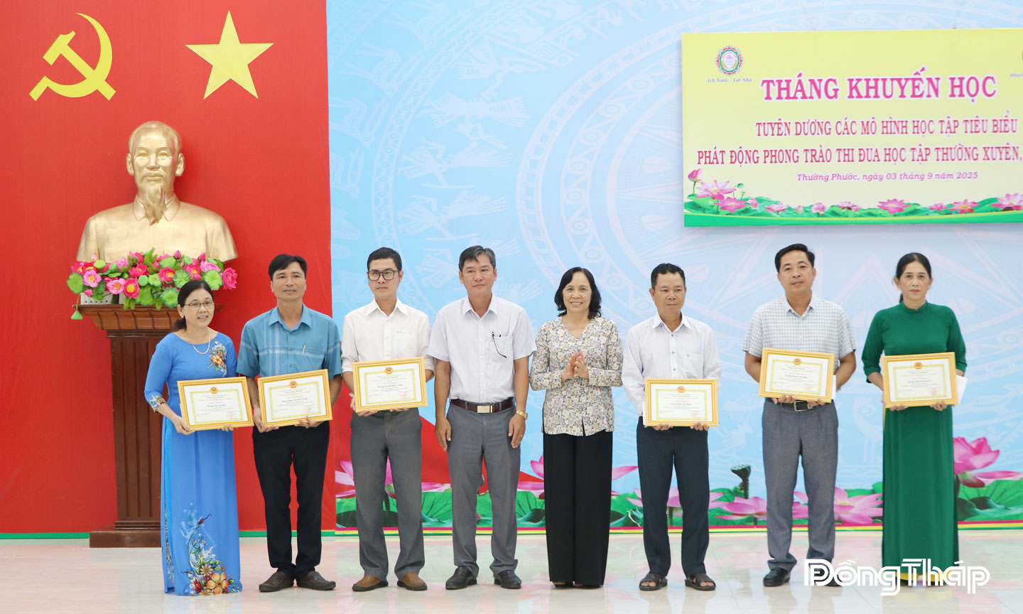 Đại diện các gia đình có thành tích xuất sắc trong thực hiện mô hình học tập tiêu biểu năm 2025 tại xã Thường Phước được nhận Giấy khen của Chủ tịch Ủy ban nhân dân xã Thường Phước.